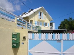 Casa en Petite ile para  6 •   vista al mar 