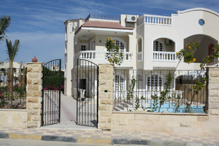 Haus in Hurghada fr  4 •   mit privat Schwimmbad 