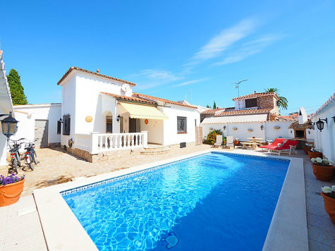 House in Empuriabrava for   6 •   with private pool 