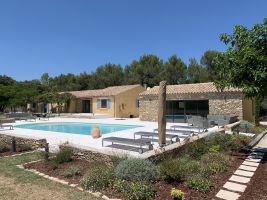 Huis in Bagnols-sur-cze voor  9 •   met priv zwembad 
