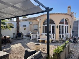 Casa en Torrevieja para  7 •   con piscina privada 