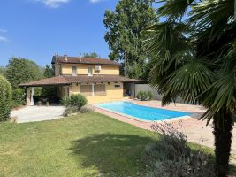 Haus in Bra (cn) fr  5 •   mit privat Schwimmbad 