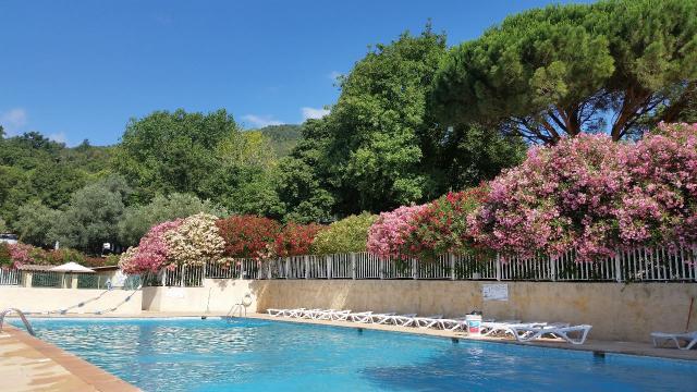 Mobile home in La garde freinet for   4 •   with shared pool 